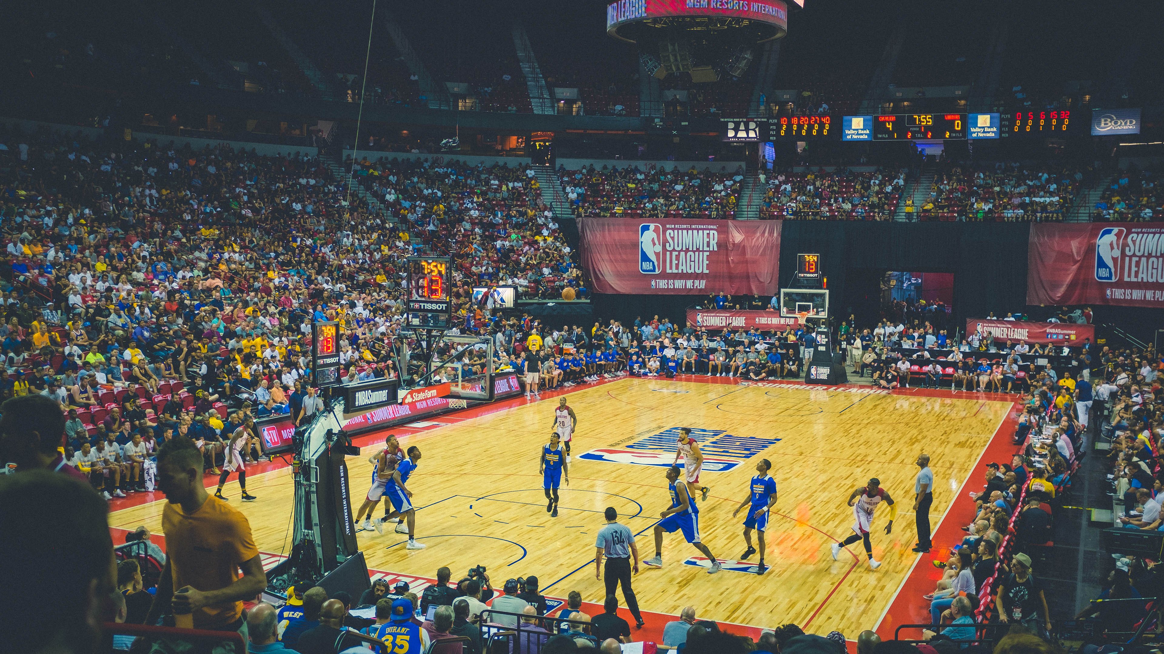 气候突变干扰场地状态裁判频繁暂停比赛确保安全，气候突变事件